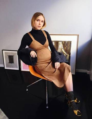 A estilista e ‘it girl’ dinamarquesa Pernille Teisbaek aparece como se estivesse grávida no Instagram.