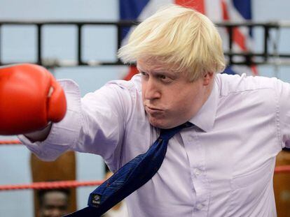 Boris Johnson, como prefeito de Londres, em uma academia de boxe, em 2008.