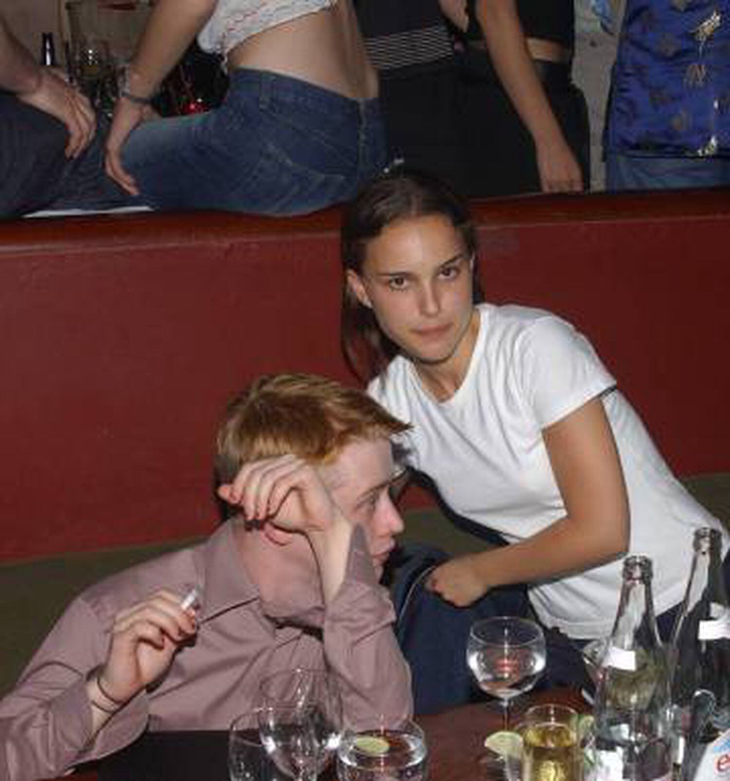 Macaulay Culkin e Natalie Portman em uma festa em 2002. 