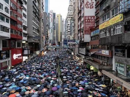 Milhares de pessoas se manifestam neste domingo em Hong Kong.