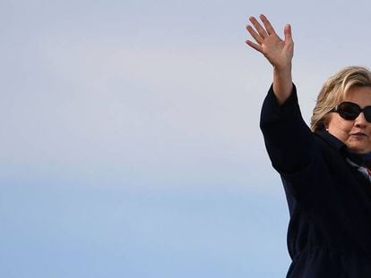 Hillary Clinton embarca em um avião em White Plains (Nova York)