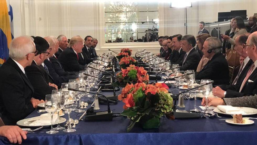 O jantar de Trump com os líderes latino-americanos, em setembro. Temer aparece à direita, com fone de ouvido.