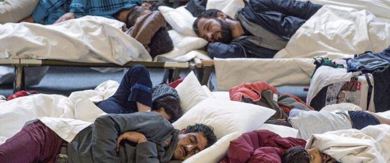 Refugiados sírios descansam em Hanau, Alemanha.