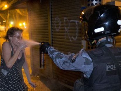 Policial Militar espirra spray de pimenta em mulher durante protesto no Rio de Janeiro, em junho de 2013.