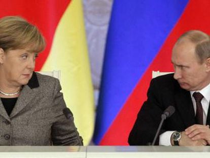 Vladimir Putin e Angela Merkel durante uma coletiva em 2012.
