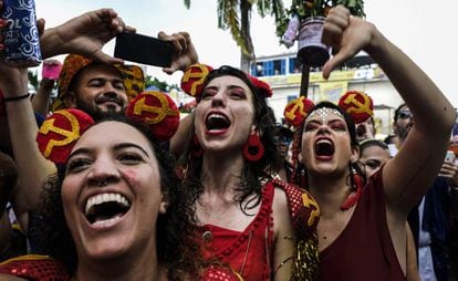 Mulheres vaiam Jair Bolsonaro no carnaval de Olinda.