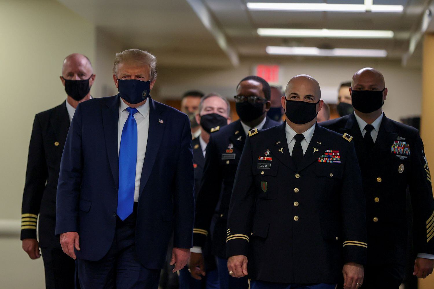 Trump aparece em público de máscara pela primeira vez, durante uma visita a um hospital, em 11 de julho.