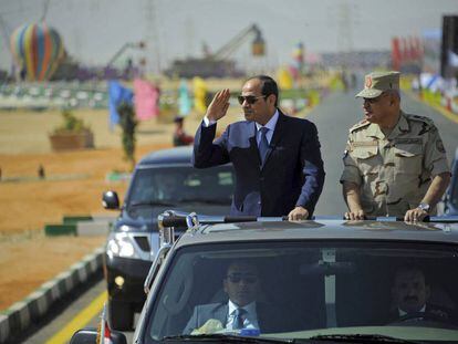 O marechal Al Sisi, como civil, passa em revista as tropas na cidade de Suez.