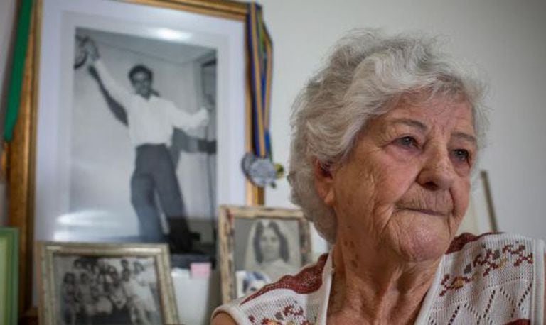 Ilda Martins da Silva, diante de uma foto do marido Vírgilio tirada no dia em que ele ganhou o concurso de mais resistente dançarino.