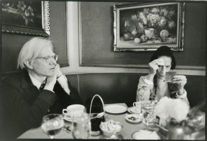 O artista Andy Warhol e a editora de moda Diana Vreeland, em Nova York, em 1976