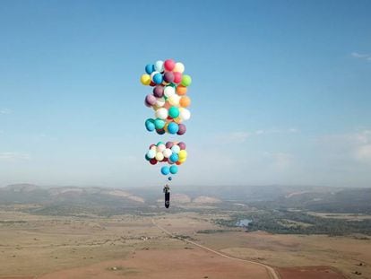 O britânico Tom Morgan sobe no céu da África do Sul.