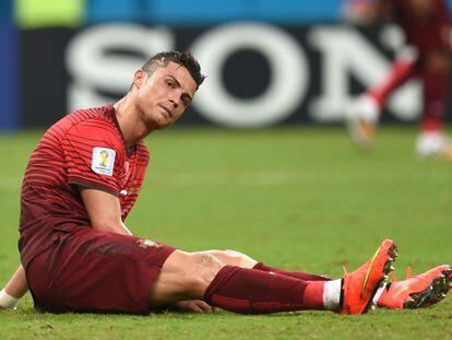 Cristiano Ronaldo, estendido sobre o gramado.