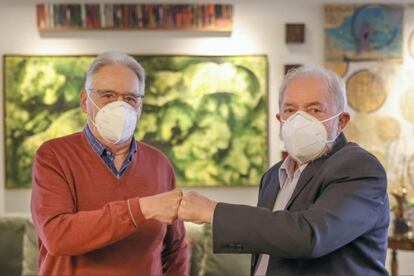 Luiz Inácio Lula da Silva e Fernando Henrique Cardoso se encontram para almoço, em foto divulgada nas redes sociais.