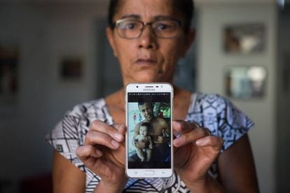 Marlene, mãe de Deivison Faria de Sousa, mostra foto de seu filho e seu neto.