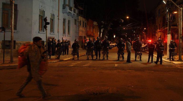 Usuário segue em direção a Alameda Cleveland sob o olhar da polícia.