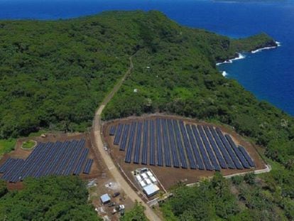 A ilha vulcânica de Ta’u, onde a SolarCity e a Tesla implantaram uma rede elétrica local baseada na energia solar.
