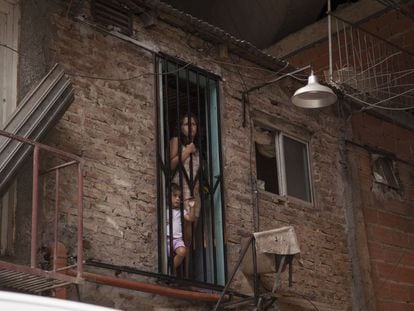 Uma mulher e uma criança na Vila 31, em Buenos Aires.