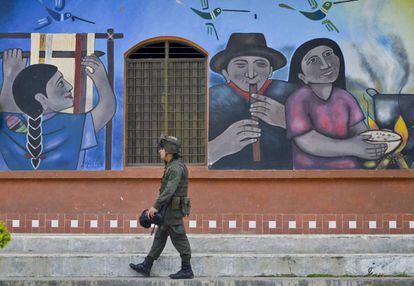 Um policial colombiano anda pela cidade de Toribio