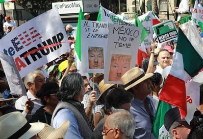 Cartazes contra Trump na marcha de Cidade de México.