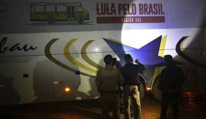 Polícia realiza perícia em um dos ônibus da caravana de Lula atingidos por tiros.