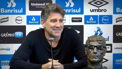 Renato Gaúcho posa com seu próprio busto durante entrevista este ano.