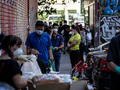 Entrega de alimentos na associação de moradores do bairro de Aluche, em Madri, em razão da crise econômica provocada pela crise sanitária do coronavírus.