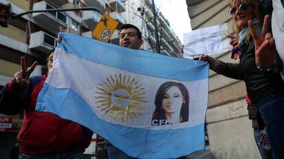 Seguidores de Cristina Kirchner esperam a ex-presidenta sair da sua casa, em Buenos Aires, para ir depor, na segunda-feira