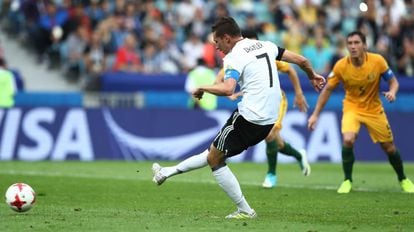 Draxler marca, de pênalti, o segundo gol da Alemanha.