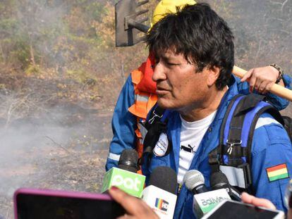 Evo Morales em uma das áreas afetadas pelos incêndios.