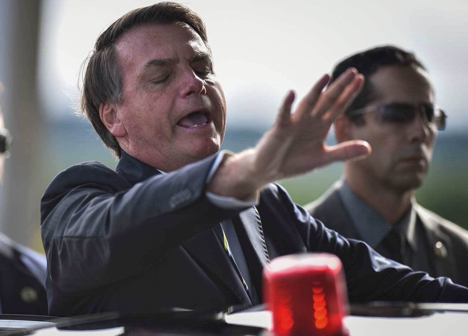 O presidente Jair Bolsonaro em encontro com apoiadores e jornalistas na porta do Palácio do Alvorada, no dia 27 de março.