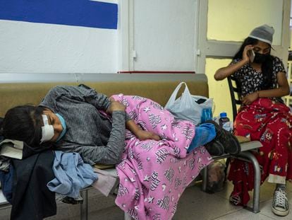 Duas migrantes feridas no acidente de Chiapas (sul do México) esperam para receber alta na Cruz Vermelha Mexicana, em Tuxtla Gutiérrez.