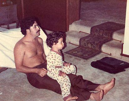 O narcotraficante Pablo Escobar e seu filho Juan Pablo, em 1978.