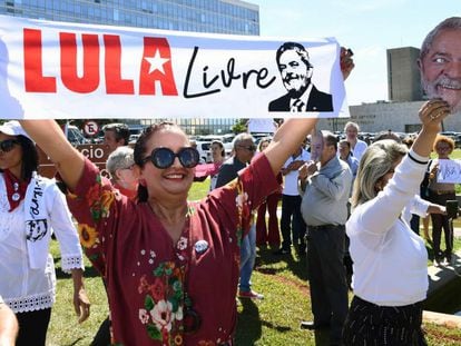 Manifestantes pedem a libertação do ex-presidente Lula nesta segunda, em Brasília. 