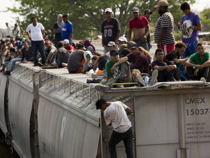 Imigrantes centro-americanos esperam em um trem para viajar do México para os Estados Unidos.