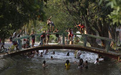 Um grupo de crianças brinca em uma área de banho em Aracataca na sexta-feira passada.