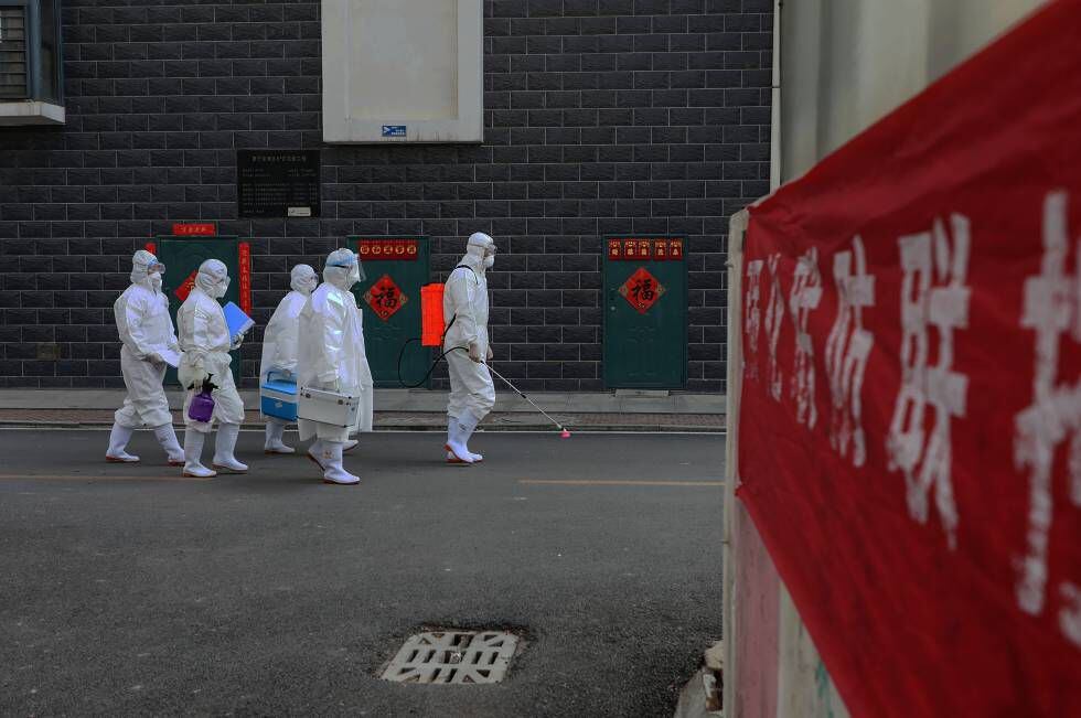 Técnicos de laboratório em Linyi, na província de Shandong, em 10 de fevereiro. 