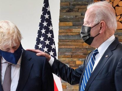 Johnson e Biden conversam durante seu encontro na Cornualha (Reino Unido), em 21 de junho de 2021.