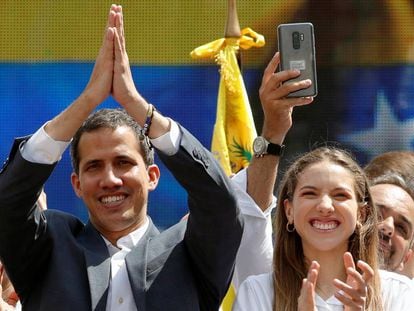 Juan Guaidó e sua mulher, Fabiana Rosales, neste sábado ao término da manifestação da oposição.