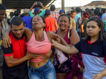 Parentes dos presos mortos no masscre se desesperam enquanto aguardam identificação dos corpos.