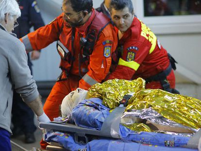 Um ferido é levado ao hospital de Bucareste.