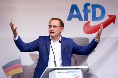 Tino Chrupalla, copresidente do partido Alternativa para a Alemanha (AfD) e candidato nas próximas eleições federais, durante o comício de lançamento da campanha do seu partido em Schwerin, na terça-feira desta semana.