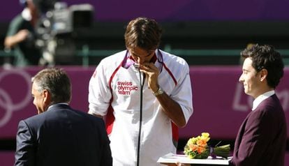 Federer beija a medalha de prata nos Jogos de Londres 2012.