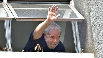 Lula faz uma saudação da sede do PT.