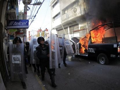 Viatura policial é incendiada em Guerrero em protesto pelos desaparecidos.
