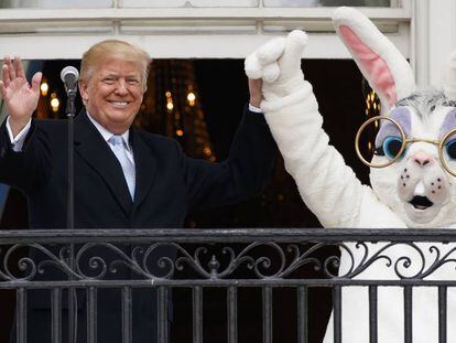 Donald Trump, nesta segunda-feira, com um coelho da Páscoa na sacada da Casa Branca