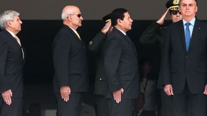 O vice presidente, General Hamilton Mourão e o presidente Jair Bolsonaro, participam da cerimônia da troca da Guarda Presidencial