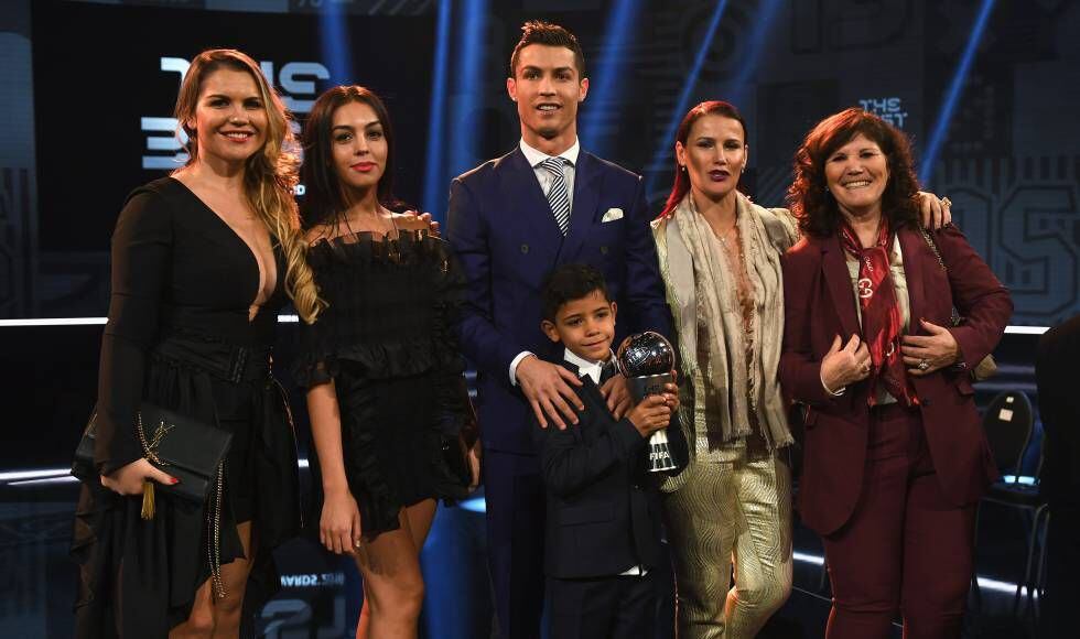 Cristiano Ronaldo, com sua namorada, Georgina Rodríguez; sua mãe, Dolores Aveiro (à direita), seu filho mais velho e duas de suas irmãs, em Zurique, em 2017.