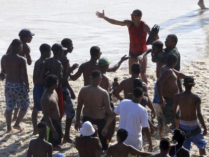 Ladrão e preso na praia e banhistas tentam resgatá-lo. 
