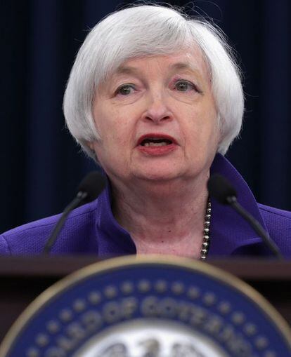 Janet Yellen, presidenta do Fed, anuncia a alta de juros.
