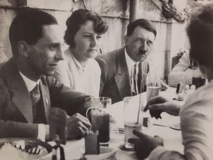 Geli Raubal, sentada entre Goebbels e Hitler numa reunião em Munique, noticiada na imprensa local.